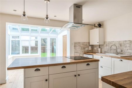 3 bedroom end of terrace house to rent - Photo 4