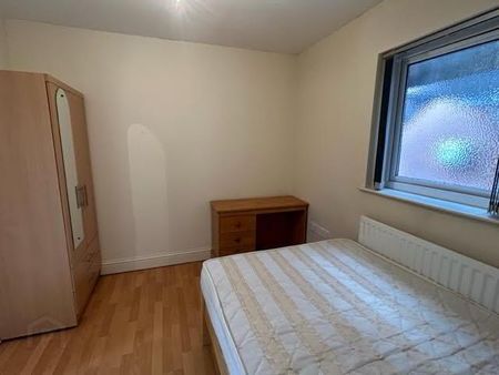 Upstairs Apartment, 80c Fitzroy Avenue, Queens ~ Botanic Area!, Belfast, BT7 1HY - Photo 2