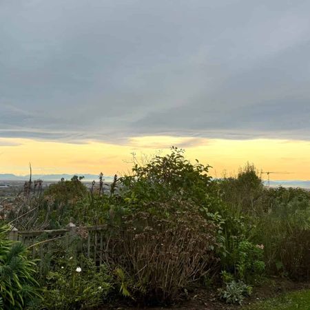 FULLY FURNISHED SPACIOUS TOWNHOUSE IN PRIME HILLTOP LOCATION! - Photo 4