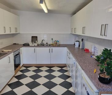1 bedroom in a house share to rent - Photo 4