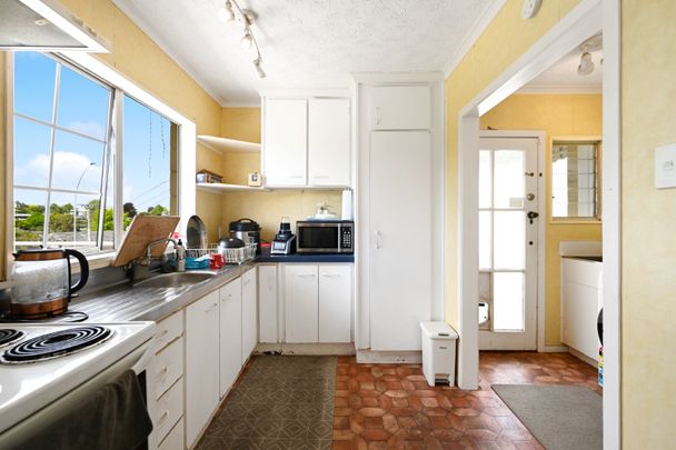 2 bedroom apartment (second level), 1 living, 1 bathroom (separate shower and bath), large balcony with river views, single garage. - Photo 1