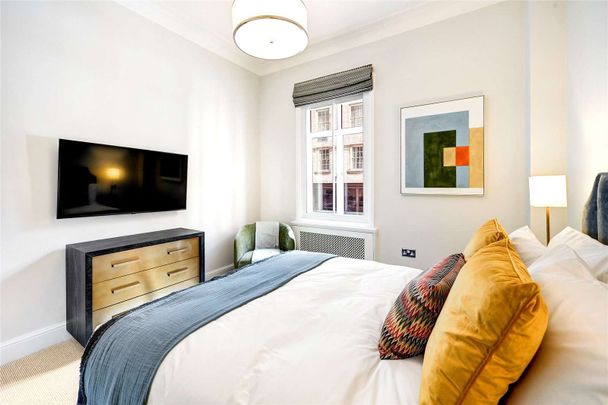 An immaculate two-bedroom lateral apartment, located in the heart of prestigious Mayfair. - Photo 1