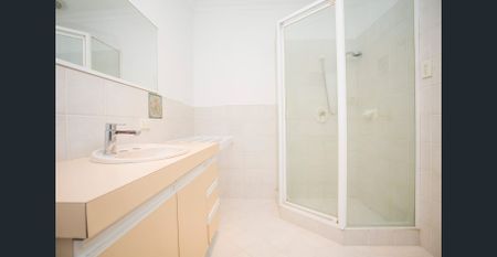 Family Home with a Pool - Move in Before Christmas! - Photo 3