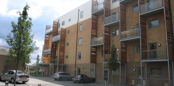 A modern first floor one bedroom apartment convenient for the railway station and city centre. - Photo 2