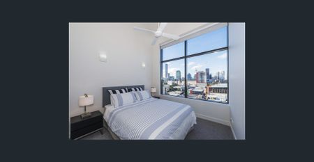 Large 1 bedroom furnished apartment - Photo 2