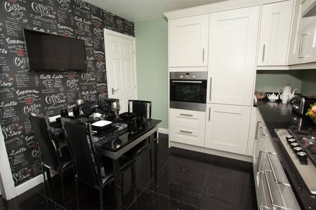 4, Middlethorne Court, Leeds, LS17 8SW - Photo 3