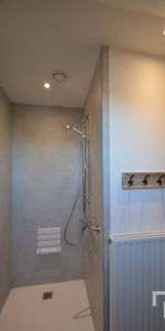 Recent appartement met zicht op het dorpsplein - Photo 3