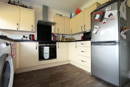 3 bedroom semi-detached house to rent - Photo 2