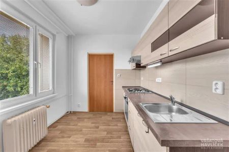 Moderní byt se 2 lodžiemi a možností parkování - Photo 2