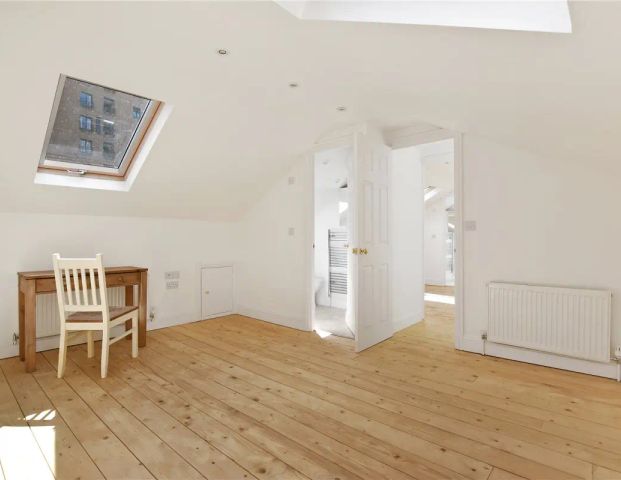 4 bedroom house in South Kensington - Photo 1