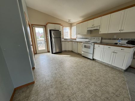 Spacious 3-Bed, 1-Bath Main with Fenced Yard! - Photo 2