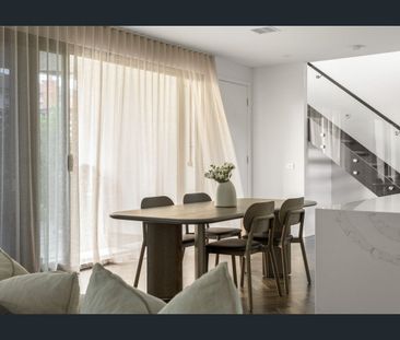 POOLSIDE LUXURY.....WITH STUNNING INTERIOR DESIGN! - Photo 5