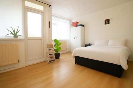 4 bedroom flat to rent - Photo 2