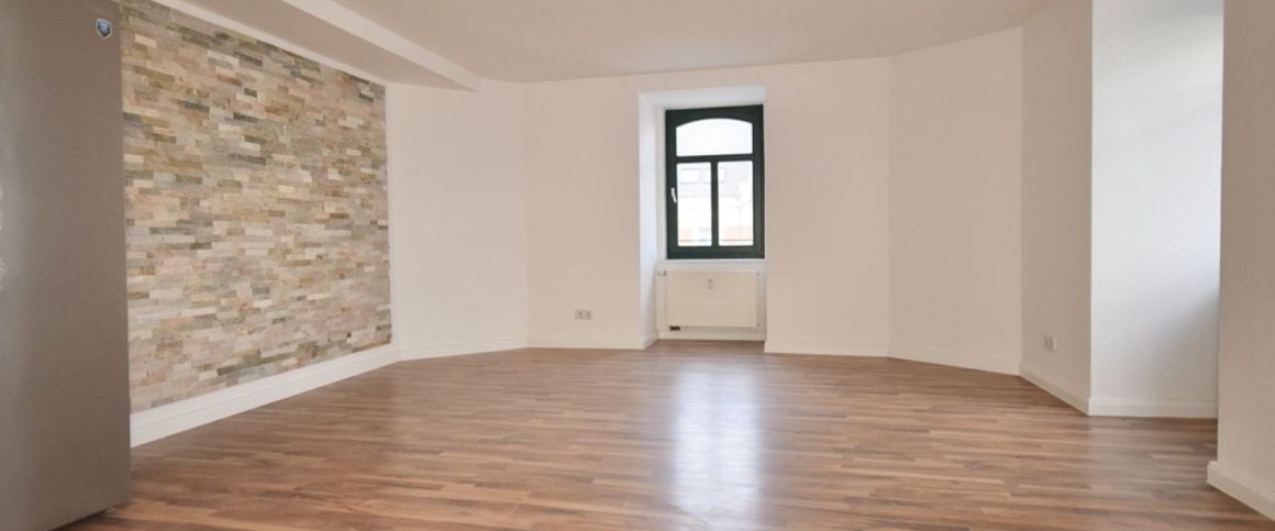 Laminat • 2 Zimmer • schicke Dekortapete • Einbauküche • offene Küche am Wohnzimmer • jetzt ansehen? - Foto 1