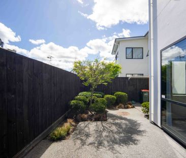 Beautifully Presented Executive Townhouse - Photo 1