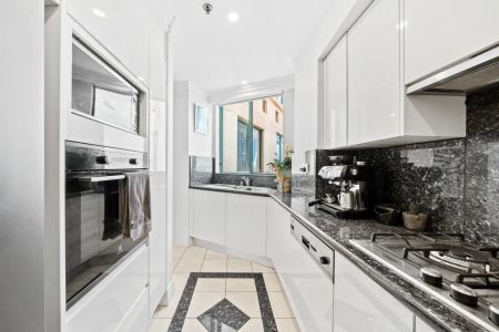 “A Private Urban Oasis With Rooftop Entertainer's Haven” - Photo 2