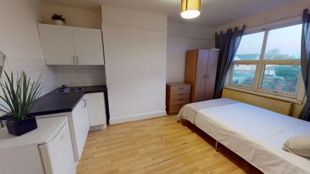 1 bedroom in a house share to rent - Photo 2