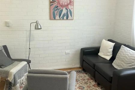 Stylish Street-Facing Studio with Secure Parking in the Heart of St Kilda - FURNISHED! - Photo 2