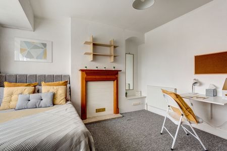 4 Bed Semi-Detached House, Bevendean Crescent, BN2 - Photo 2