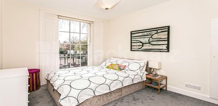 Stunning two bed set within a period house in zone 1 location - Photo 5