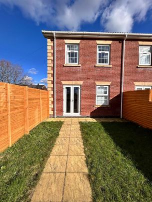 4 bedroom end of terrace house to rent - Photo 1