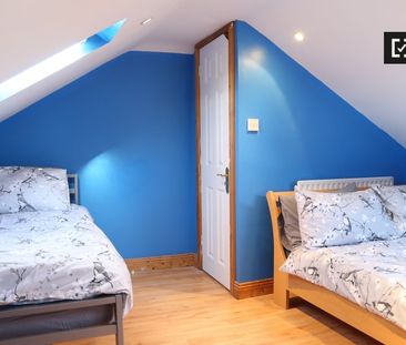Twin bedroom in 5-bedroom apartment in Clondalkin, Dublin - Photo 1