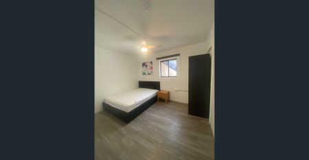 Spacious 5-Bedroom Flats for Rent – Water Included - Photo 4