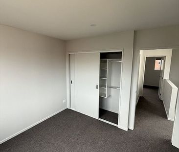 This neat and tidy 2-bedroom 1.5-bath townhouse - Photo 1