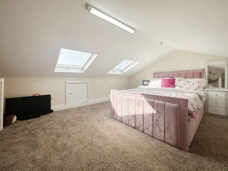 5 bed town house to rent in Black Horse Close, Windsor, SL4 - Photo 2