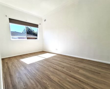 Newly Renovated 2 Bedroom Apartment for Lease - Photo 2