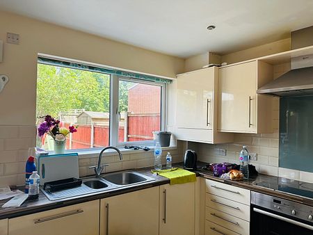 4 Bed Terraced House, Turing Close, M11 - Photo 4