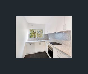 Renovated Eastern Hill apartment in a quiet location - Photo 1