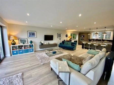 4 bedroom detached house to rent - Photo 4