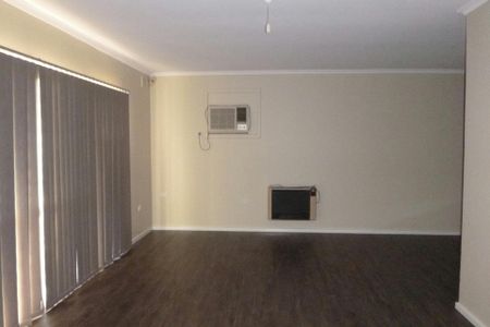 BEAUTIFULLY PRESENTED - EXCELLENT LOCATION - Photo 2