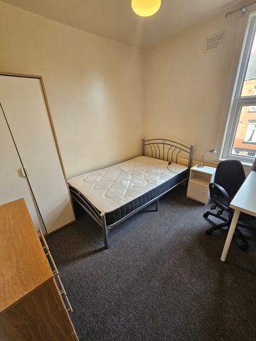 6 Bed - 2 Langdale Terrace, Headingley, Leeds - LS6 3DY - Student - Photo 2