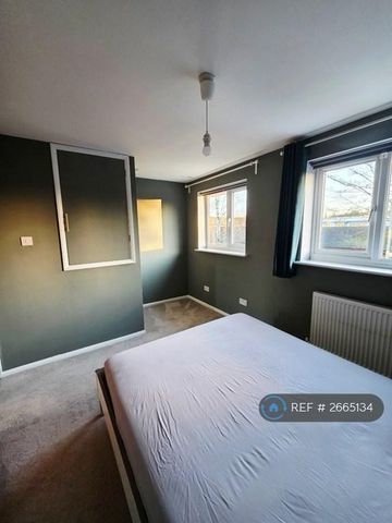 3 bedroom semi-detached house to rent - Photo 5