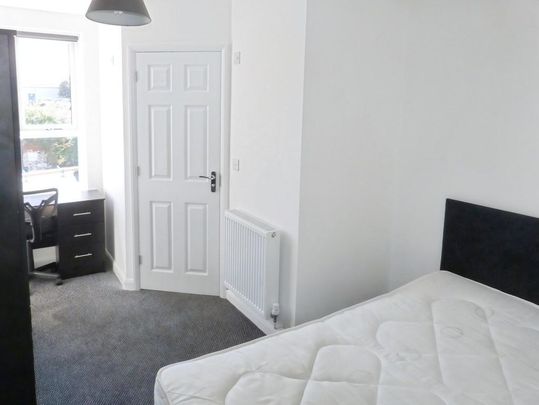 1 bedroom in a flat share to rent - Photo 1