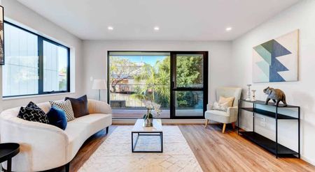 Location and convenience! - Photo 4