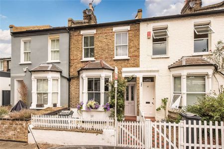 Charming five bedroom terrace house with patio garden located in the highly desirable Glebe estate - Photo 2