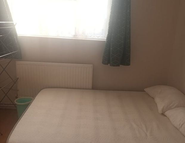 Room in a Shared Flat, Private, NW9 - Photo 1