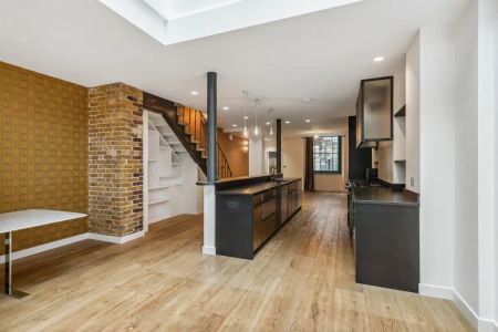 5 bedroom house in London - Photo 2