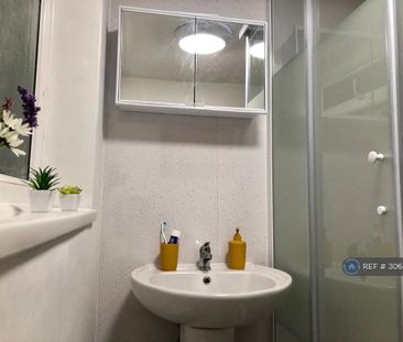 1 bedroom in a house share to rent - Photo 6
