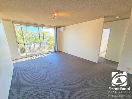 Spacious 2 Bedroom Unit with Remote Garage + Storeroom - Photo 2