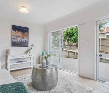 Three bedroom house in Botany Downs - Photo 1