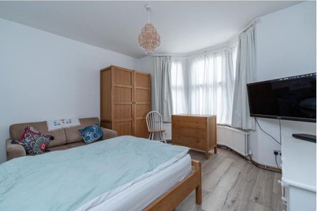 5 bedroom semi-detached house to rent - Photo 5