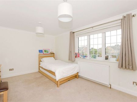 A well presented four bedroom family house tucked away in superb location close to town centre and just under a mile from Sir William Borlase's Grammar School. - Photo 3