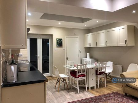 4 bedroom detached house to rent - Photo 2