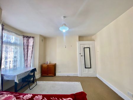 Room in a Shared House, Buckingham Road, IG1 - Photo 3