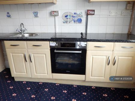 1 bedroom in a house share to rent - Photo 3