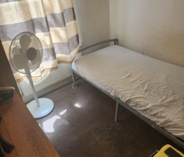 Room in a Shared House, Harrow Road, E11 - Photo 1